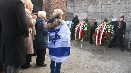 Supervivientes del campo de concentración de Auschwitz depositan flores en el "muro de la muerte" en la conmemoración del 80 aniversarios de su liberación