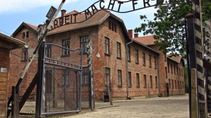 Puerta de entrada al campo de concentración de Auschwitz, en cuya puerta está escrito "El trabajo os hará libres"