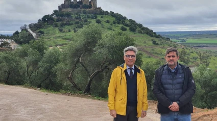 El delegado de Infraestructuras, Sostenibilidad y Agricultura de la Diputación, Andrés Lorite (izda.), y el alcalde de Almodóvar del Río, Ramón Hernández