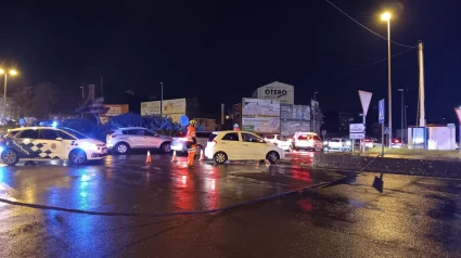 El cable de suministro eléctrico sobre la glorieta