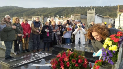 Un momento de la ofrenda floral este lunes en el cementerio de Serantes