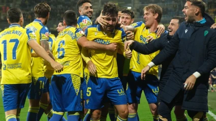 El Cádiz celebra uno de los goles al Mirandés (LaLiga)