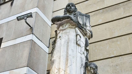 Escultura que adorna el exterior del Tribunal Supremo de Justicia del País Vasco