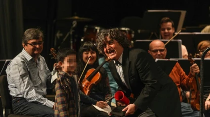 Lolo Fernández interactuando con los más pequeños sobre el escenario