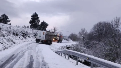 La nieve complica la circulación en la zona de Santo do Cabalo en Vilardevós