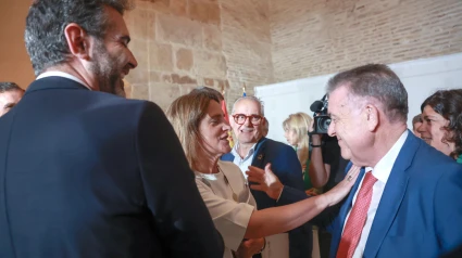 (Foto de ARCHIVO)La ministra para la Transición Ecológica y el Reto Demográfico, Teresa Ribera, y el consejero de Sostenibilidad, Medio Ambiente y Economía Azul, Ramón Fernández-Pacheco, conversan con los alcaldes tras el acto de firma del Acuerdo con Doñana. A 13 de mayo de 2024, en Sevilla (Andalucía, España). La vicepresidenta tercera del Gobierno y ministra para la Transición Ecológica y el Reto Demográfico, Teresa Ribera, y el consejero de Sostenibilidad, Medio Ambiente y Economía Azul, Ramón Fernández-Pacheco han participado en el acto de firma con los 14 ayuntamientos del entorno de Doñana para el reparto de los 70 millones correspondientes al Marco de actuaciones para el desarrollo territorial sostenible del área de influencia del espacio natural.Rocío Ruz / Europa Press13/5/2024