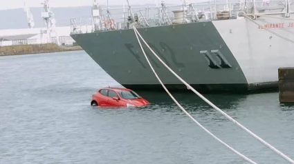 El vehículo en el agua cerca de una fragata de la Armada