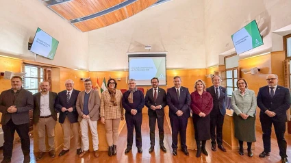 El alcalde de Guadix, Jesús Lorente, en el centro en la imagen flanqueado por los delegados del Gobierno andaluz y de Desarrollo Educativo de la Junta, Antonio Granados y María José Martín