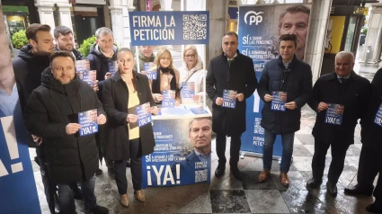 Foto de familia del PP en el acto de recogida de firmas por la subida de las pensiones en Granada