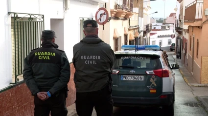 Una patrulla de la Guardia Civil vigila las inmediaciones de la vivienda de la víctima