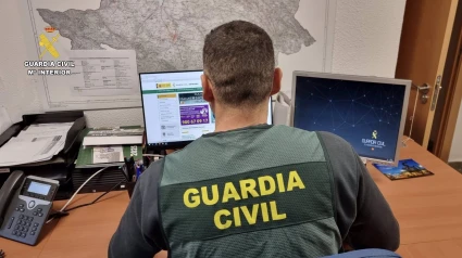 Agente de la Guardia Civil.La Guardia Civil ha detenido a dos delincuentes reincidentes por la comisión de un robo con fuerza en un establecimiento público de Moraleja (Cáceres), tras lo que la autoridad judicial ha decretado el ingreso en prisión provisional de ambos.SOCIEDAD ESPAÑA EUROPA EXTREMADURAGUARDIA CIVIL