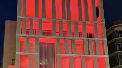 Edificios y fuentes se tiñen de rojo