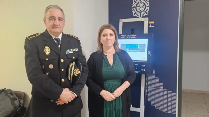 La alcaldesa de Allariz, Cristina Cid, y el comisario, Castor Vázquez