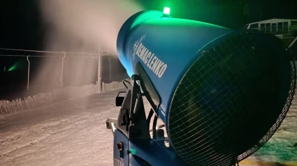 Los cañones de nieve funcionan estos días en la estación de esquí