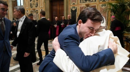 El Papa abraza a seminaristas de Levante