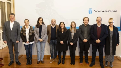 Parte do equipo de goberno da Coruña, coa alcaldesa, Inés Rey