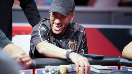 Neymar con la camiseta del Santos durante un torneo de póker.