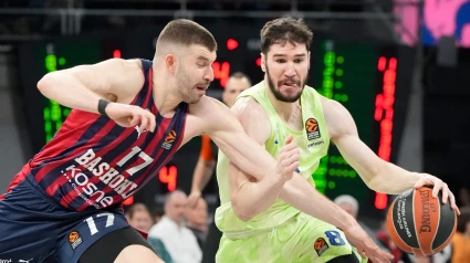 El alero griego del Baskonia Nikos Rogkavopoulos (i) lucha con Darío Brizuela, del Barça, durante el partido de la jornada 24 de la EuroLiga que Baskonia y Barça disputan este jueves en el Fernando Buesa Arena de Vitoria