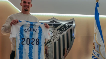 El canterano Chupe en La Rosaleda con la camiseta de su ampliación de contrato.