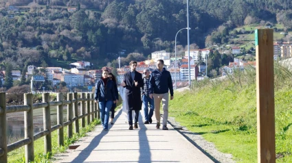 Marta Villaverde, Ramón Villares y Fernando Couce visitando la actuación