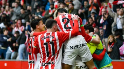 Los jugadores del Sporting celebran el 1-0 ante el Burgos.