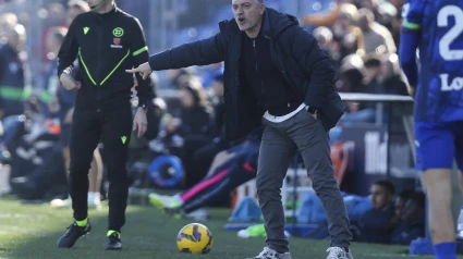 GETAFE (MADRID), 01/02/2025.- El entrenador del Sevilla, Francisco Javier García Pimienta, durante el partido de la jornada 22 de LaLiga EA Sports que enfrenta al Getafe contra el Sevilla este sábado en el Coliseum en Getafe. EFE/ Kiko Huesca