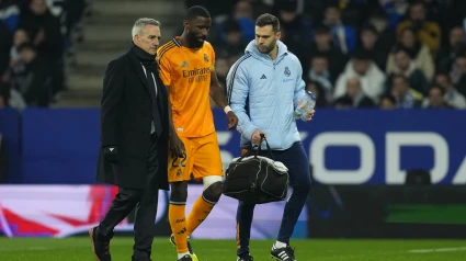 El defensa alemán del Real Madrid Antonio Rudiger se retira tras caer lesionado durante el encuentro ante el Espanyol