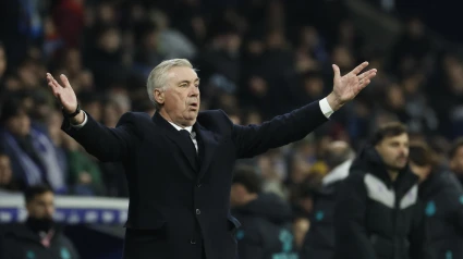 Carlo Ancelotti protesta con los brazos abiertos en el Espanyol - Real Madrid.