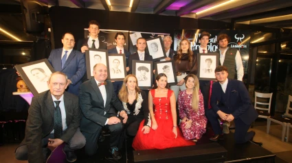 Foto de familia de los galardonados en los VIII Premios Taurinos del Hotel La Barrosa