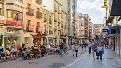 Gente disfrutando de su paseo nocturno y sentada en cafés a lo largo de la principal calle comercial de Cuenca, Calle Carretería en la ciudad nueva, Cuenca.