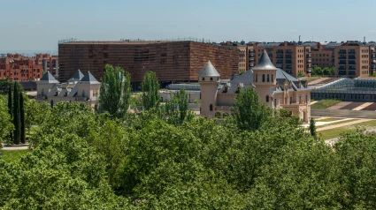 Vista de un parque, algunos castillos y modernos edificios residenciales en la ciudad de Alcorcón