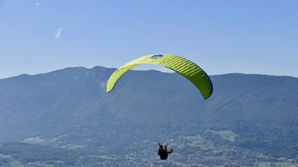 Persona haciendo parapente