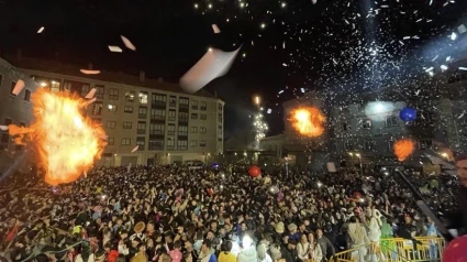 Con la cuenta atrás en la plaza Carlos Casares y el petardazo, comienza el Entroido de Xinzo