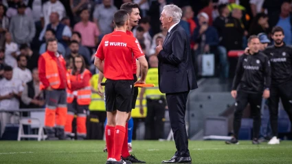 Carlo Ancelotti habla con el colegiado Muñiz Ruiz durante un encuentro de LaLigaAncelotti and referee Muñiz Ruiz 900/Cordon Press