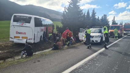 Trece trasladados al centros sanitarios tras salirse de la vía un autobús en Tiebas