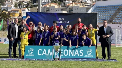 Las chicas de la selección de Jaén posan tras conseguir el título de campeonas