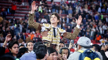 Andrés Roca Rey saliendo a hombros este lunes en la Monumental de México