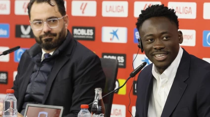 GRAFAND6062. SEVILLA, 28/01/2025.-El delantero nigeriano Akor Adams acompañado del director deportivo, Víctor Orta, durante su presentación como futbolista del Sevilla donde ha agradecido la "cálida bienvenida" que le ha dispensado el equipo hispalense, del que destacó que es "un gran club al que no se le puede decir que no", este martes en el Estadio Sánchez Pizjuán en la capital hispalense. EFE/José Manuel Vidal