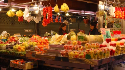 Puesto de una frutería en el interior de un mercado