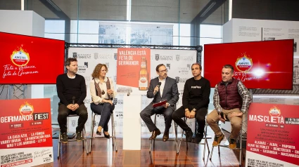 De izda a derecha Cantante de La Habitación Roja, Pau Roca, alcaldesa de Torrent, Amparo Folgado, Pablo Mazo, Director de Relaciones Institucionales de Heineken, Ricardo