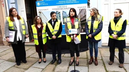 La conselleira y alcalde ante el edificio del número 17 de la calle Benito Vicetto