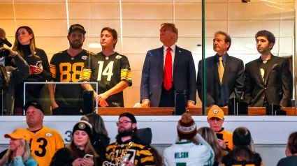 Donald Trump asiste a un partido de Liga Regular de la NFL