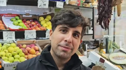 El joven frutero en el vídeo