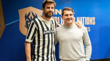 Iker Casillas posa junto a Gerard Piqué en un evento de la Kings League.