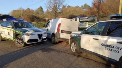 Patrullas de la Guardia Civil en el momento que interceptan al vehículo