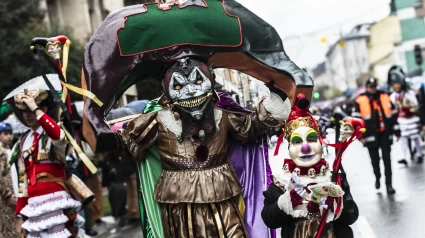 La colocación en el desfile será determinada por la organización