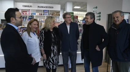 Manuel Pardo visita la farmacia Almudena Carro en Celanova