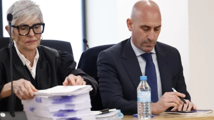 Rubiales, junto a su abogada durante una de las sesiones del juicio.