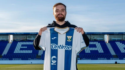 Ibai Llanos sujeta la camiseta del CD Leganés con la publicidad de su canal de Youtube