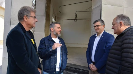 El delegado de Empleo de la Junta en Granada, Javier Martín Cañizares, segundo por la derecha en la imagen, junto al alcalde de Huétor Tájar, Fernando Delgado, a su izquierda